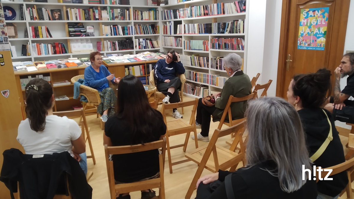 hitzliburudenda's tweet image. Hasi dira Bego Montorio eta Danele Sarriugarte "Fun Home" komikia aurkezten. 
---
#aurkezpena #funhome #hitz #hitzliburudenda #liburudenda #komikia #eizie #itzulpena #itzulpengintza #durango