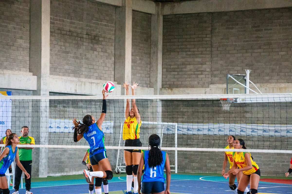 📸 Aquí algunos momentos que capturan la emoción que se respira en cada uno de nuestros escenarios del Complejo Deportivo 🏟️ 

🏀⚽️ Juegos Intercolegiados Regional Caribe 🏀🏐