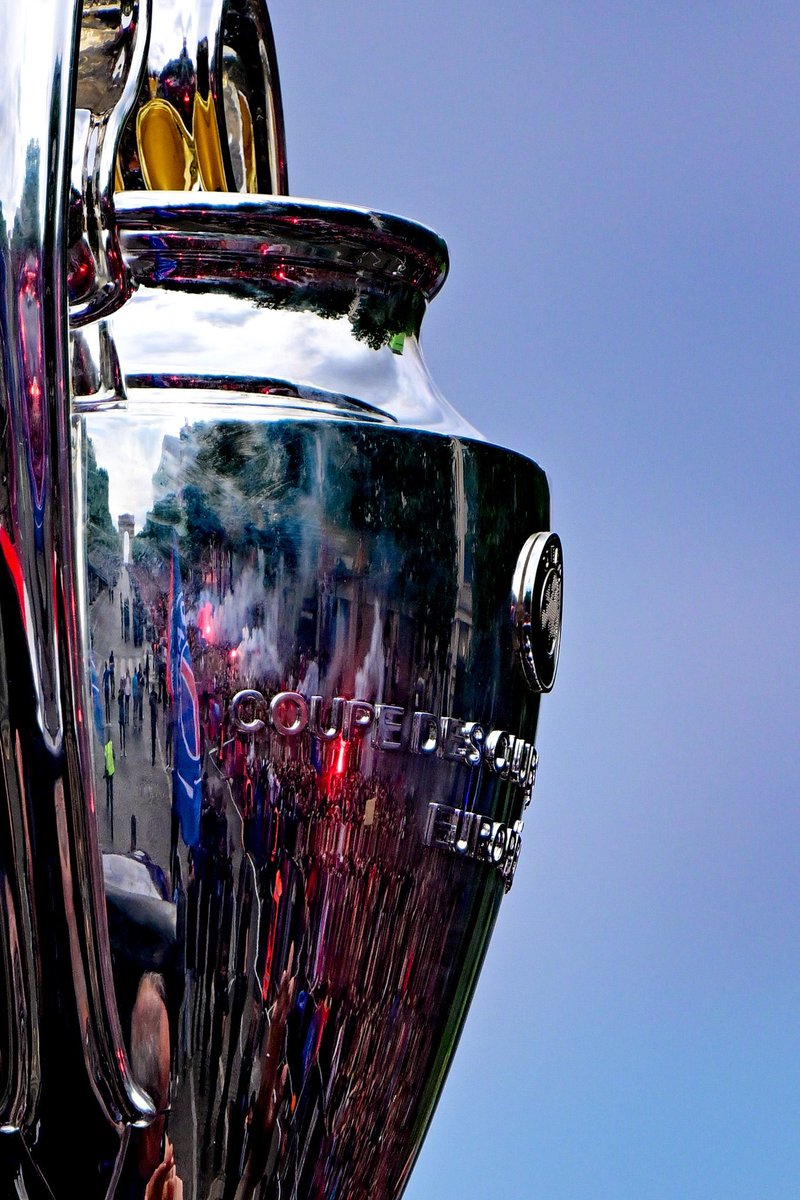 Le reflet des Champs-Elysées sur la coupe aux grandes oreilles 😍❤️💙