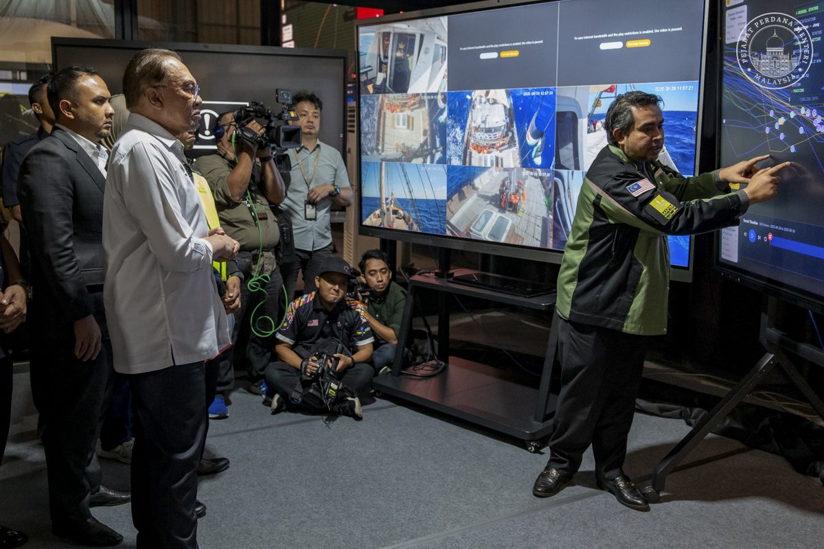 anwaribrahim's tweet image. Terharu dan mengujakan saat melakukan lawatan dan tinjauan ke Markas Utama MAPIM untuk Global Sumud Flotilla petang tadi. Kecekalan para perwira berhari-hari membelah samudera demi keadilan lantas menjentik nurani dan menjadi sumber kekuatan, tidak hanya kepada warga Palestin di…