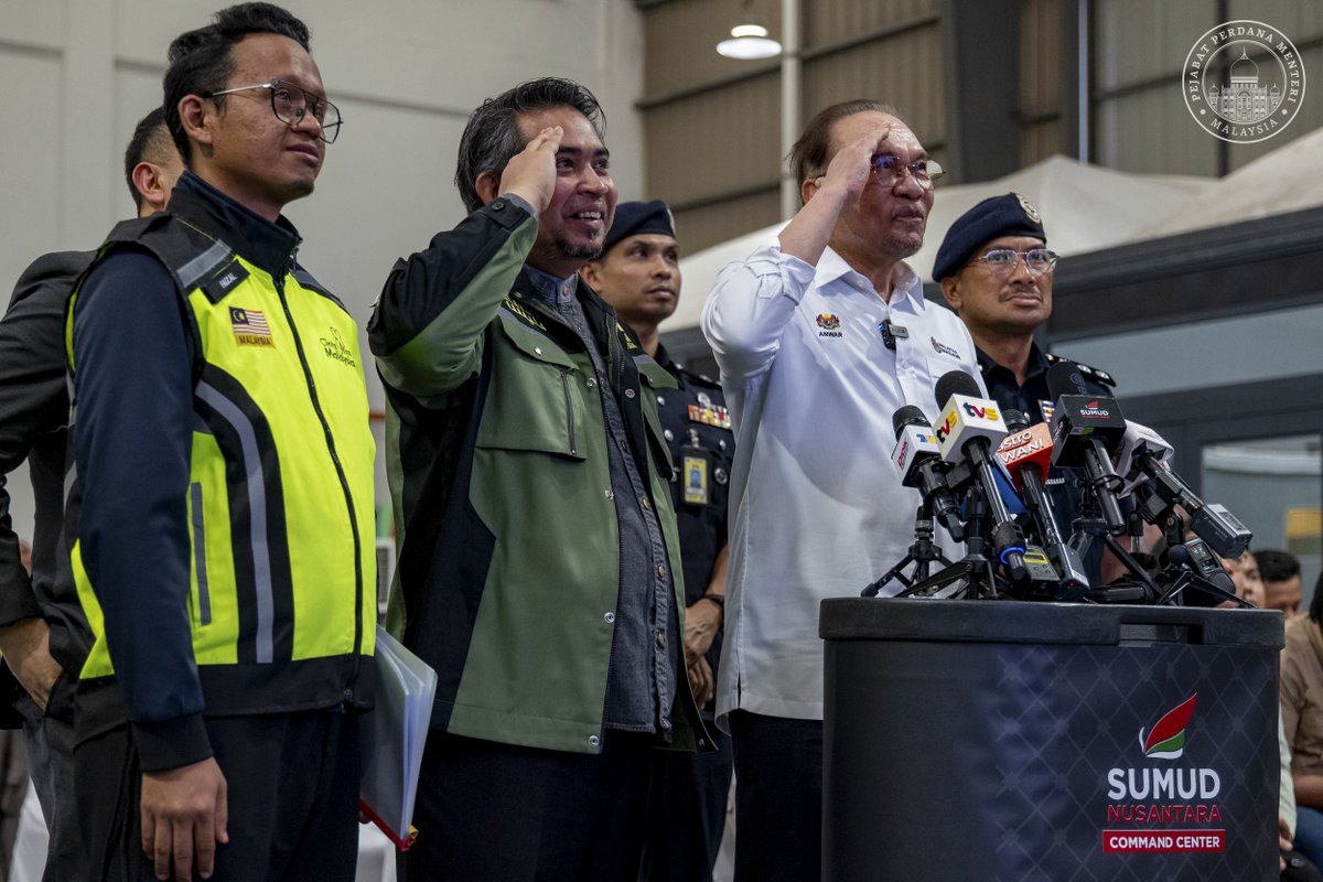 anwaribrahim's tweet image. Terharu dan mengujakan saat melakukan lawatan dan tinjauan ke Markas Utama MAPIM untuk Global Sumud Flotilla petang tadi. Kecekalan para perwira berhari-hari membelah samudera demi keadilan lantas menjentik nurani dan menjadi sumber kekuatan, tidak hanya kepada warga Palestin di…