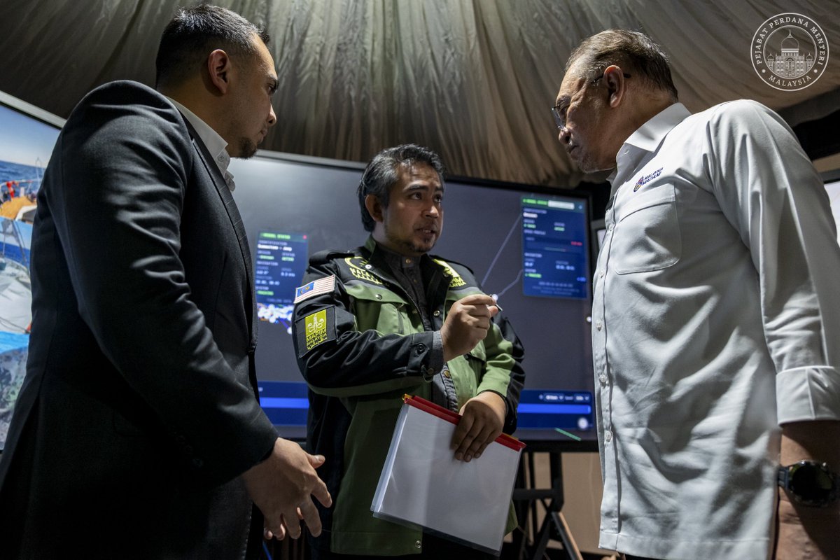 anwaribrahim's tweet image. Terharu dan mengujakan saat melakukan lawatan dan tinjauan ke Markas Utama MAPIM untuk Global Sumud Flotilla petang tadi. Kecekalan para perwira berhari-hari membelah samudera demi keadilan lantas menjentik nurani dan menjadi sumber kekuatan, tidak hanya kepada warga Palestin di…