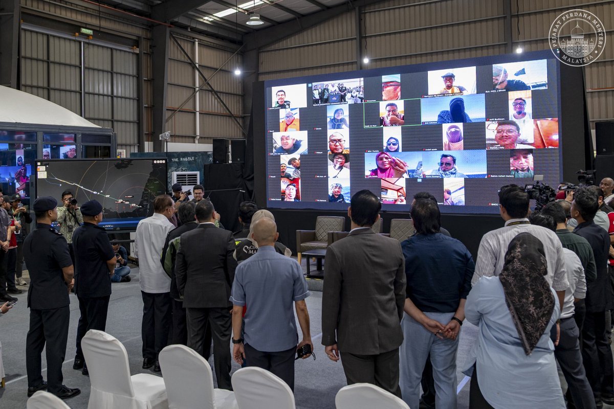 anwaribrahim's tweet image. Terharu dan mengujakan saat melakukan lawatan dan tinjauan ke Markas Utama MAPIM untuk Global Sumud Flotilla petang tadi. Kecekalan para perwira berhari-hari membelah samudera demi keadilan lantas menjentik nurani dan menjadi sumber kekuatan, tidak hanya kepada warga Palestin di…