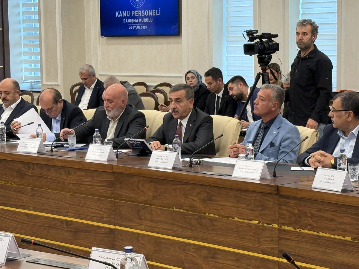 OnderKahveci's tweet photo. 💢Kamu Personeli Danışma Kurulu toplantısına (KPDK) katılım sağlayarak, çalışma hayatımızın temel sorunlarını ve kamu görevlilerimizin beklenti ve taleplerini bir kez daha masaya taşıdık. 

* Görevde yükselme ve Unvan değişikliği,

* Ek zam ve Refah Payı, 

*Farklı statülerde çalışıp benzer işleri yapan personelin arasında oluşan ücrete dengesizliğinin giderilmesi,

*Sosyal yardımların yeniden düzenlenerek etkili bir sosyal yardım sistemi oluşturulması, 

*Birinci dereceye gelen kamu görevlilerine 3600 ek gösterge verilmesi,

*Yardımcı Hizmetliler,

*İlave ek ödemenin memur emeklilerine de verilmesi, 

*Memurlara yapılan tüm ödemelerin emekliliğe sayılması,

*Vergi Dilimleri yüzde 15’e sabitlenmesi,

* 2008 yılı öncesi ve sonrası göreve başlayanların sosyal güvenlik hakları, 

*Kamuda görev yapan Mühendis, Avukat, Biyolog, Kimyager vb. mesleklerin özlük hakları,

*Memurlara da bayram ikramiyesi verilmesi,

*Mülakatın kaldırılması,

* 4688 Sayılı Sendikalar Kanunu’nda değişiklik yapılması , toplu sözleşme ve kurul ve kuruluşların etkinliğinin artırılması
gibi bir çok başlığı gündeme taşıdık.

💢Çözüm odaklı, diyaloğa önem veren ve hakkaniyetli kararların alınması için her platformda mücadelemizi kararlılıkla sürdüreceğiz.