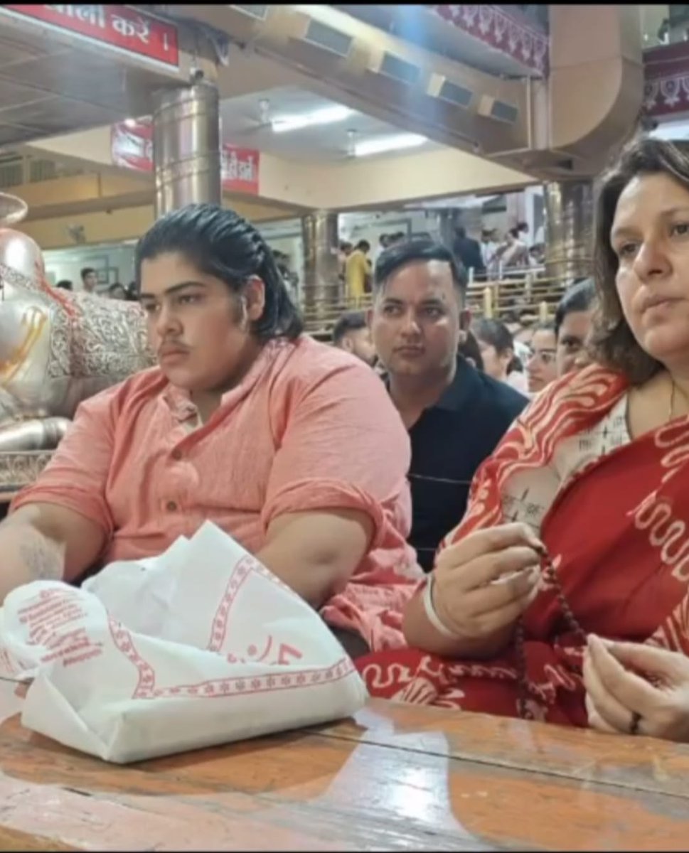 Repost विद् तड़का 😎

ये हैं कांग्रेस की गालीबाज प्रवक्ता सुप्पी आंटी अर्थात सुप्रिया श्रीनेत , इनको राममंदिर से दिक्कत है, काशी विश्वनाथ कोरिडोर से दिक्कत है, उज्जैन महाकाल लोक से दिक्कत है, कुल मिलाकर हिंदूओं से दिक्कत है। मगर खुद के बेटे को मंदिर में पूजा अर्चना करने लेकर जाती
