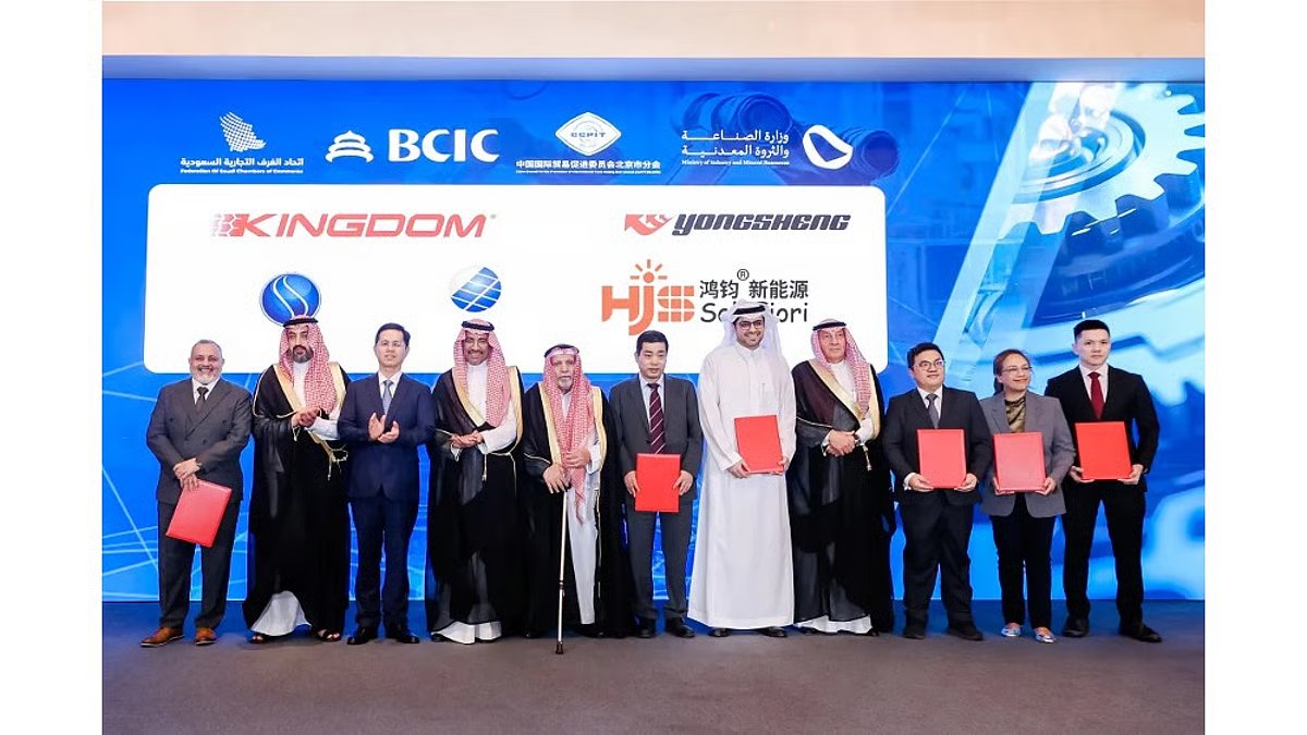 TaiyangNews's tweet image. Chinese #solarPV company SoleFiori, a subsidiary of Hongjun New Energy, has revealed plans to establish a 6 GW high-efficiency heterojunction solar module manufacturing facility in #SaudiArabia in collaboration with its Saudi partners. #SolarPower taiyangnews.info/markets/solefi…