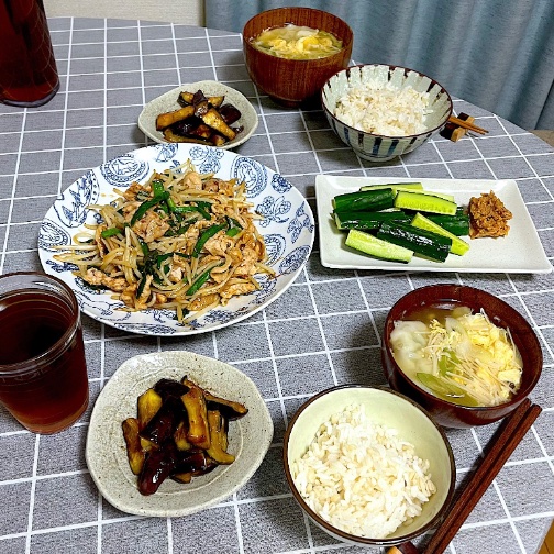 ご飯、かき玉餃子スープ、クックドゥの豚もやしスタミナ醤油炒め、なすの花椒和え、きゅうりの梅おかか味噌。
久しぶりにごはん作りました。簡単なものでぱぱっと🍚🥟🐖🍆🥒
#夜ごはん #Twitter家庭料理部 #お腹ペコリン部 #おうちごはん