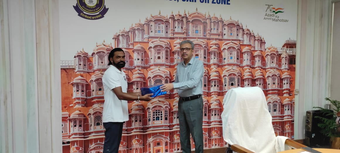 On #SwacchBharatDiwas, CGST Jaipur felicitated the dedicated volunteers and cleaning staff for their invaluable contributions to #Swacchotsav 2025 showing commitment to cleanliness and community service. #SpecialCampaign5 <a href="/cbic_india/">CBIC</a> <a href="/CGSTJAIPURZONE/">CGST Jaipur Zone</a>