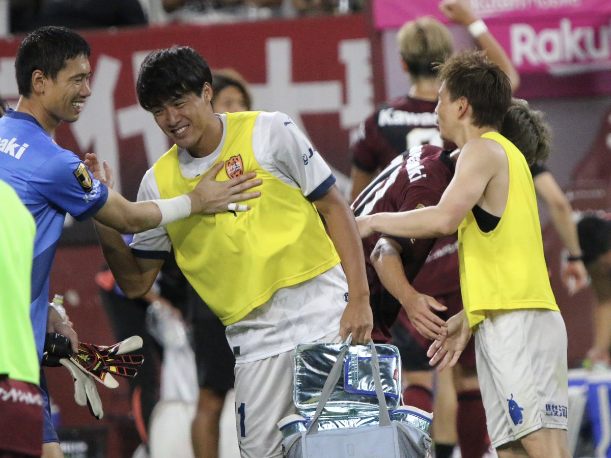 co_ta937's tweet image. ボツ写真すぎて載せてなかったんやけど
前川✖︎羽田の大学で同じだったっぽい🤝🏼
羽田くんニッコニコやったから
試合出てその笑顔見せてくれ〜！と思ったので
次は試合後に観れますように。
何より重たいボトル進んで持ってたの好印象だったな。

#清水エスパルス
#羽田健人
#ヴィッセル神戸
#前川黛也