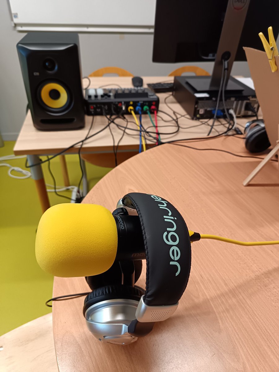 CdiClervoy's tweet image. Première séance du club webradio ce midi : découverte du matériel, premiers essais micros et réflexion sur les sujets de la première émission 👍
#cdi #club #webradio