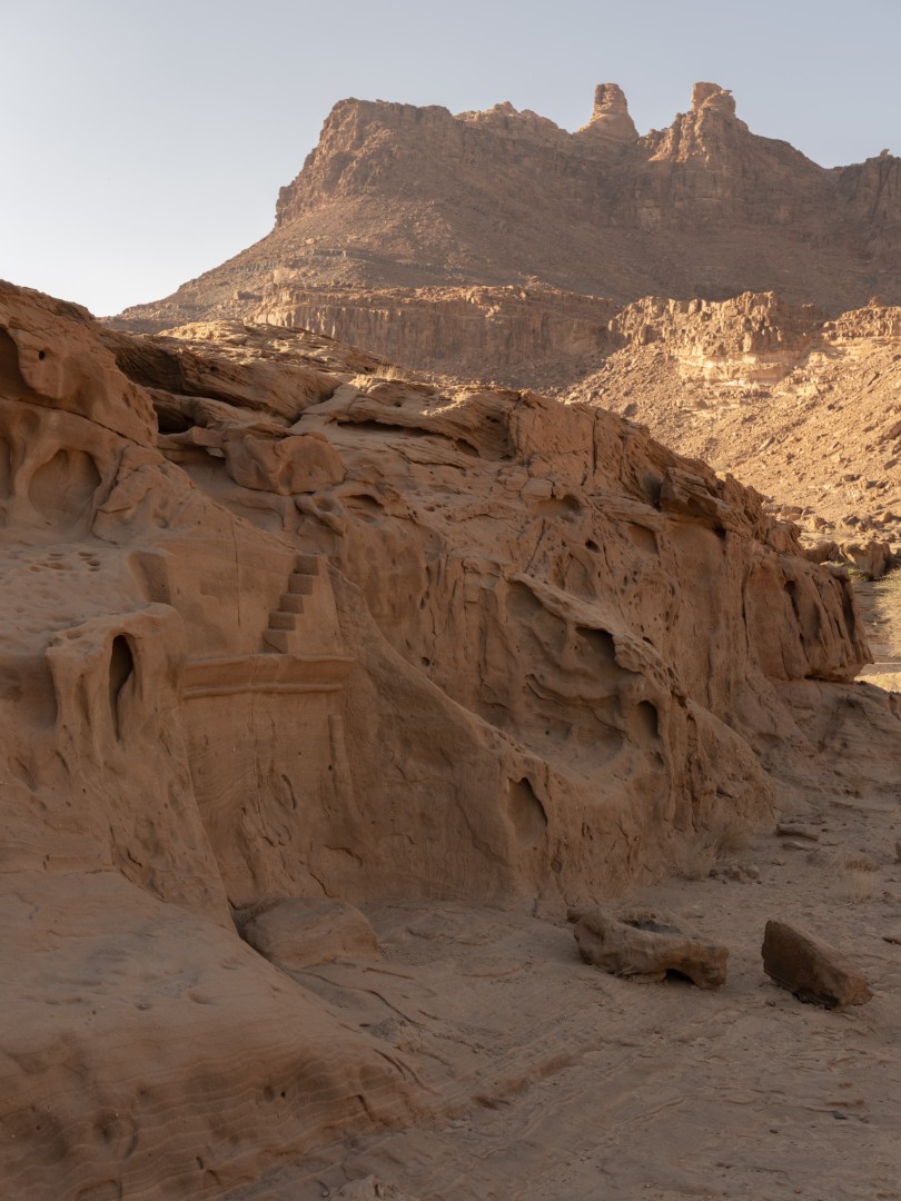 PMBSRReserve's tweet photo. ⛰️ في محمية الأمير محمد بن سلمان الملكية، تاريخُنا مكتوبٌ في صخورنا. 
🏛️ في عمق وادي الديسة، تُعد واجهةُ قبرٍ نبطي غير مكتمل دليلًا على القوافل التي كانت تعبر هذه المنطقة الغنية بالمياه من العاصمة النبطية في البتراء إلى مركزهم التجاري الجنوبي في الحِجر — واحةً مرحِّبة لعابري الجزيرة العربية.  
📸ديفيد تشانسلور