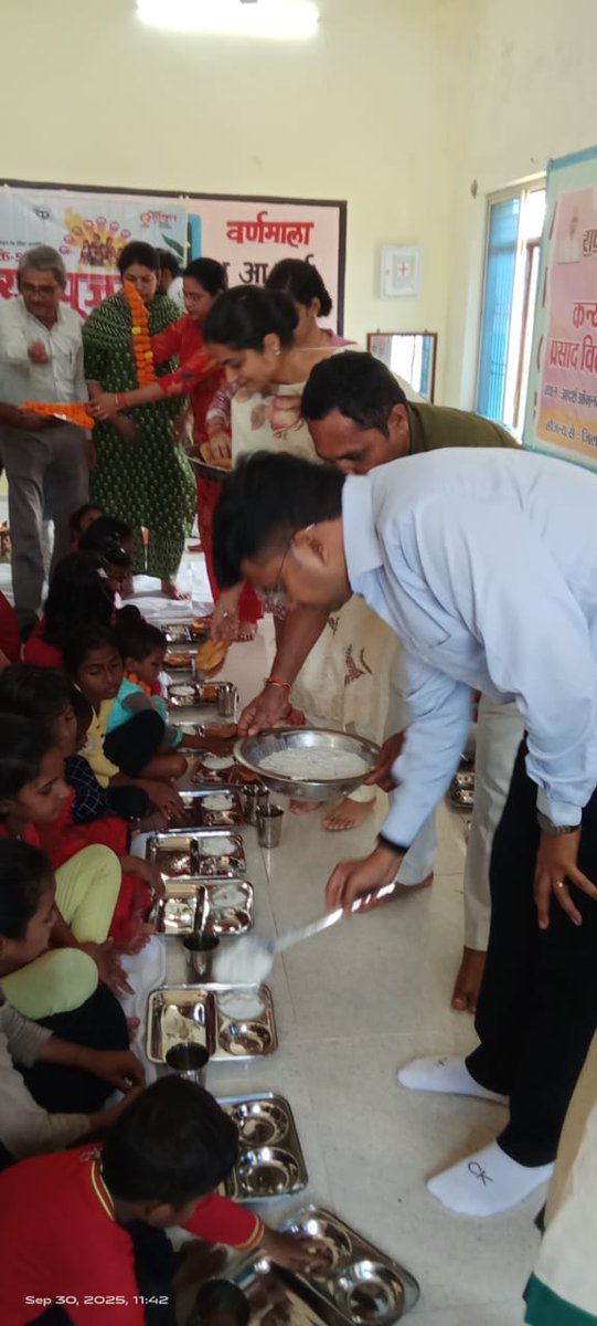 शारदीय नवरात्रि के पावन अवसर पर ब्लॉक कर्वी के ग्राम पंचायत कसहाई आंगनबाड़ी केंद्र #चित्रकूट में परंपरानुसार कन्या पूजन एवं कन्या भोज कार्यक्रम आयोजित किया गया। कन्याओं का पूजन कर प्रसाद एवं भोजन कराया गया तथा उपस्थित बच्चों को उपहार भी वितरण किया। कन्या पूजन एवं भोज के माध्यम से