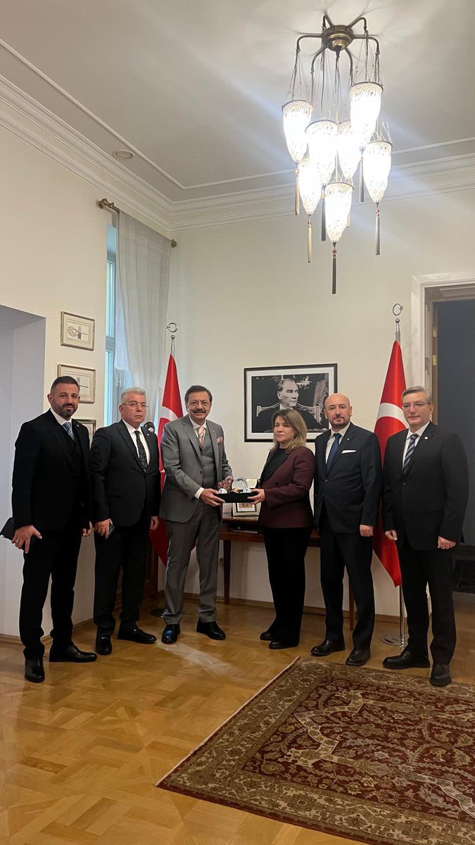 Sn Başkanımız <a href="/RHisarciklioglu/">Rifat Hisarcıklıoğlu</a> önderliğinde heyet olarak Avrupa Odalar Birliği (<a href="/Eurochambres/">Eurochambres</a>) Başkanlık Divanı toplantısı için bulunduğumuz Letonya’nın başkenti Riga’da, Türkiye Cumhuriyeti Riga Büyükelçisi Şule Öztunç’u ziyaret ettik. Nazik ev sahipliği için Sn Büyükelçimize