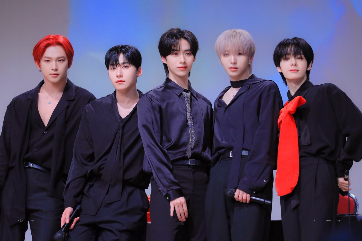 #투문트친소 #투문_트친소
 원어스 멤버 5명을 전부 좋아하지만
시온이를 조금 더 좋아하는 08 투문입니다!  원어스를 더 많이 알아가고 있는 중이에요
저랑 원얘하실 투문 찾아요🙋‍♂️🙋‍♂️
♡=follow
rt=dm