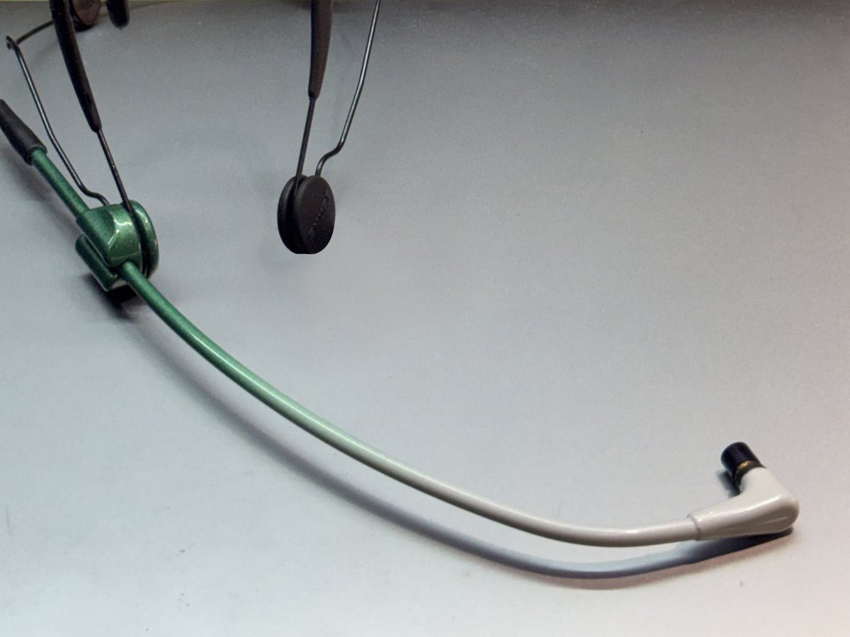 crosin4hao's tweet photo. 이번 무대에서 착용한 이어마이크는 9월 17일 전달한 슈어 WBH54입니다. 하오의 행운의 색인 초록색으로 커스텀 제작했습니다.

#章昊 #장하오 #ジャンハオ #ZHANGHAO #ZEROBAESONE  #제로베이스원 #ZB1 https://t.co/FSSedye1wE