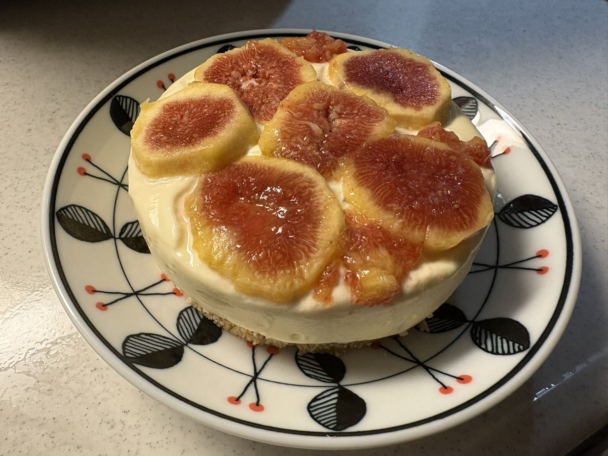 RN_UnderRice's tweet photo. イチジクのレアチーズケーキ🧀
混ぜる→乗せる→冷やす→完成！ https://t.co/IEhidFSWFb