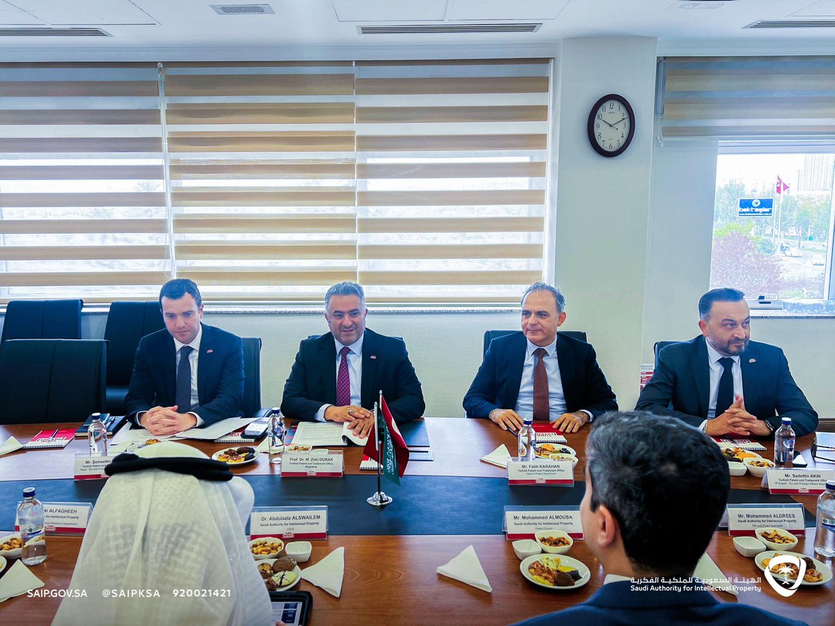بهدف تعزيز التعاون وتبادل الخبرات في مجالات #الملكية_الفكرية، تباحثنا اليوم في أنقره مع مع الدكتور زكي دوراك رئيس مكتب براءات الاختراع والعلامات التجارية في جمهورية تركيا تعزيز أنشطة التعاون المشتركة والاتفاق على خطة عمل مشتركة للأعوام ٢٠٢٦ و ٢٠٢٧.