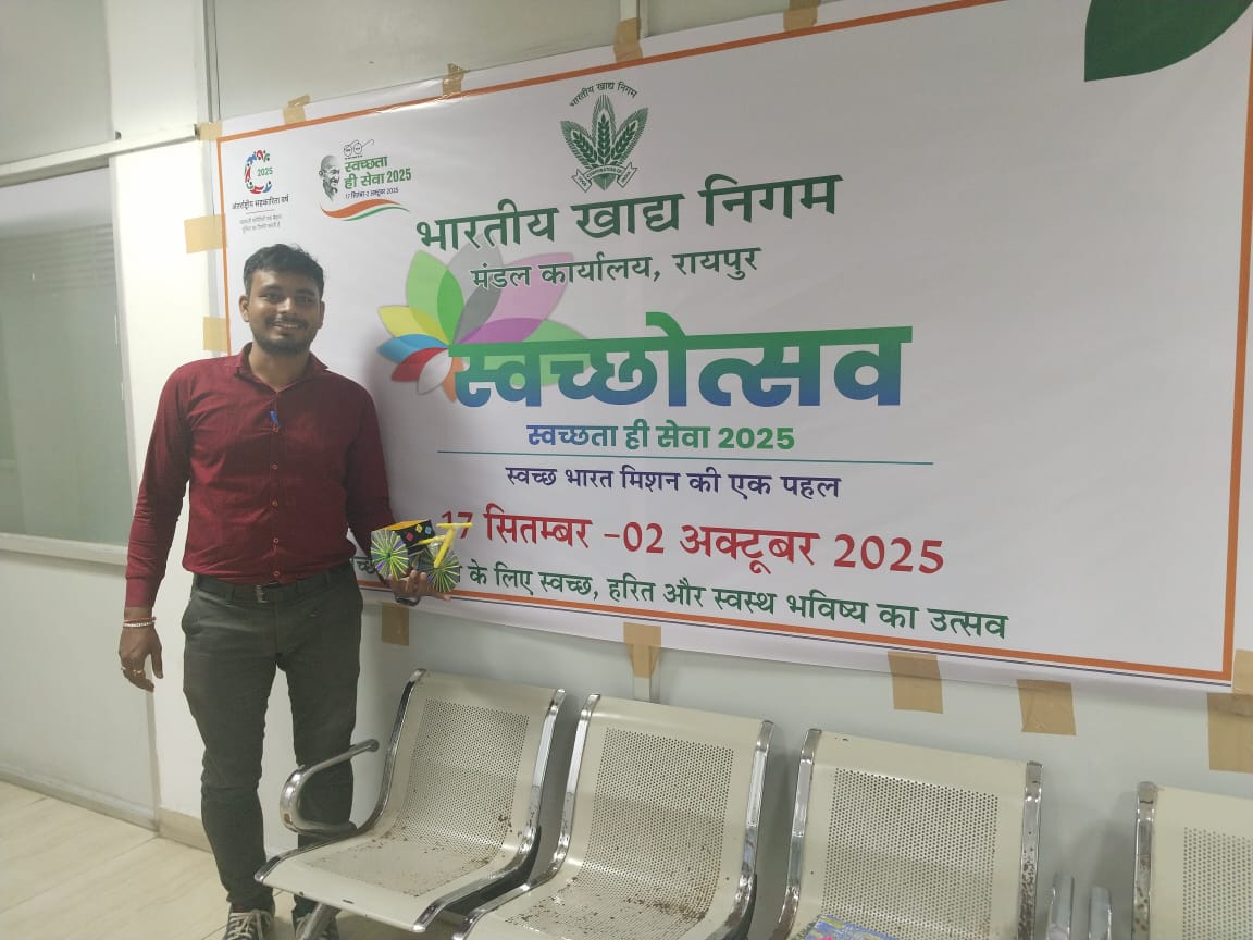 FoodRaipur's tweet photo. Art to craft installation under Swachhta hi Sewa 2025 was organised at DO Raipur on 23.09.2025 https://t.co/QJZ8bLtZae