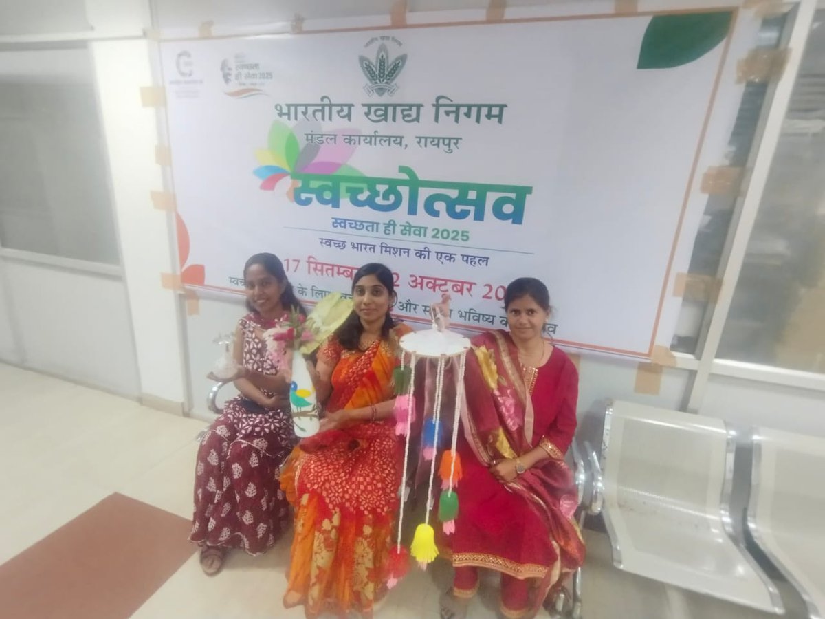 FoodRaipur's tweet photo. Art to craft installation under Swachhta hi Sewa 2025 was organised at DO Raipur on 23.09.2025 https://t.co/QJZ8bLtZae