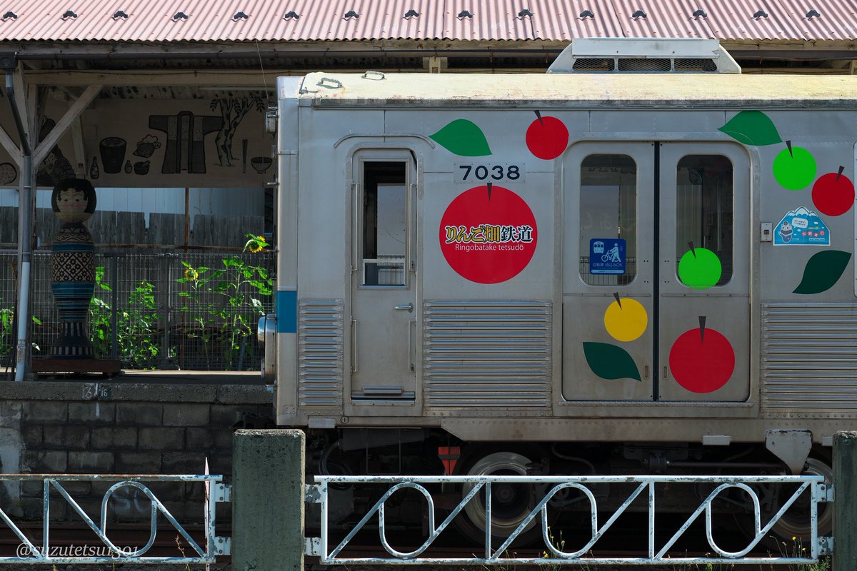 suzutetsu1301's tweet photo. 津軽のりんご列車。
めんこいねぇ。

#弘南鉄道
#大鰐線
#りんご畑鉄道
#りんごねぷた列車
#nikoncreators
#sankei_train
#train_vision
#鉄道のある風景
#鉄道風景写 https://t.co/NDOAO984WI