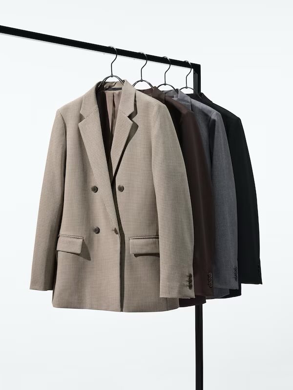 UNIQLO ダブルジャケット　S 肩パッドが入った本格的なシルエットが魅力のダブルジャケットは