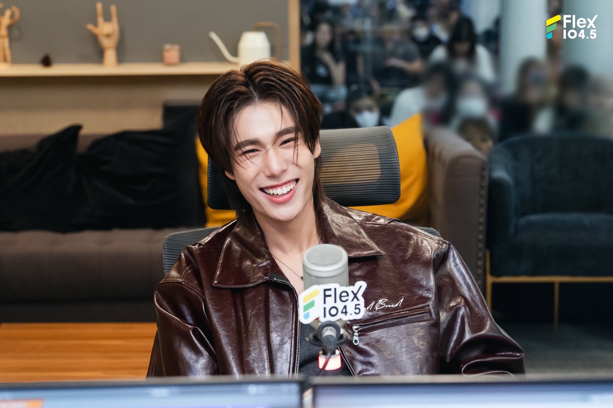 เมื่อวันพุธที่ 24 กันยายน ที่ผ่านมารายการ Flex Talk ได้ต้อนรับ PHUWIN พร้อมเพลง “เทหมดหน้าตัก (All In)” ที่เจ้าตัวตั้งใจมาเล่าเรื่องราวและแบ่งปันความรู้สึกในทุกถ้อยคำ 🌟 บรรยากาศเต็มไปด้วยความสดใส อบอุ่น และพลังใจที่ถ่ายทอดออกมาจากทั้งบทเพลงและการพูดคุย