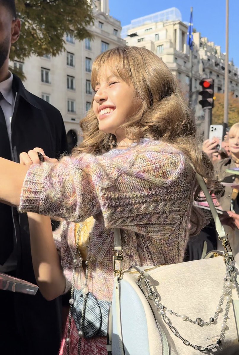 selalalisas's tweet photo. the sun pooking up her face as she gave me back the comics.. 🥺☀️ oh my sunshine https://t.co/cozNpxineC