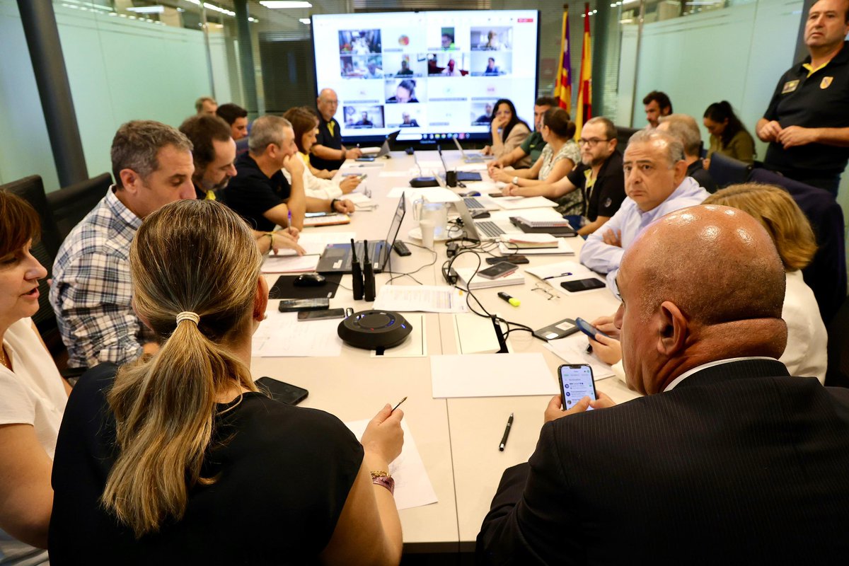 goib's tweet photo. 🚨 El Govern continua pendent de la situació des del Centre de Control d’Emergències (112) a Eivissa i Formentera, coordinant el dispositiu. Demanam evitar desplaçaments innecessaris i seguir les instruccions dels canals oficials.

📞 112 per a @Emergencies_112 https://t.co/mpAUizUGSu