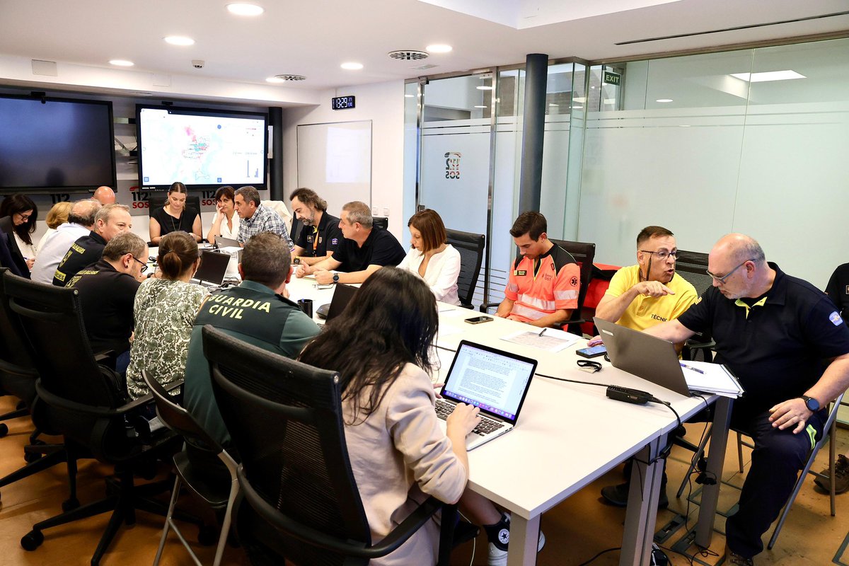 goib's tweet photo. 🚨 El Govern continua pendent de la situació des del Centre de Control d’Emergències (112) a Eivissa i Formentera, coordinant el dispositiu. Demanam evitar desplaçaments innecessaris i seguir les instruccions dels canals oficials.

📞 112 per a @Emergencies_112 https://t.co/mpAUizUGSu