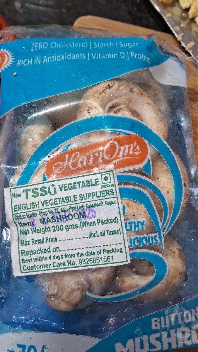 mrinmaee's tweet photo. @bigbasket_com seems to hv taken a noble oath — to save people the trouble of falling sick naturally by serving rotten vegetables directly. Was i wrongly using florelets instead of stem for cooking?🤔  so huge stem who need florets to cook food! @WHO have a look https://t.co/7UMRmyN6sY
