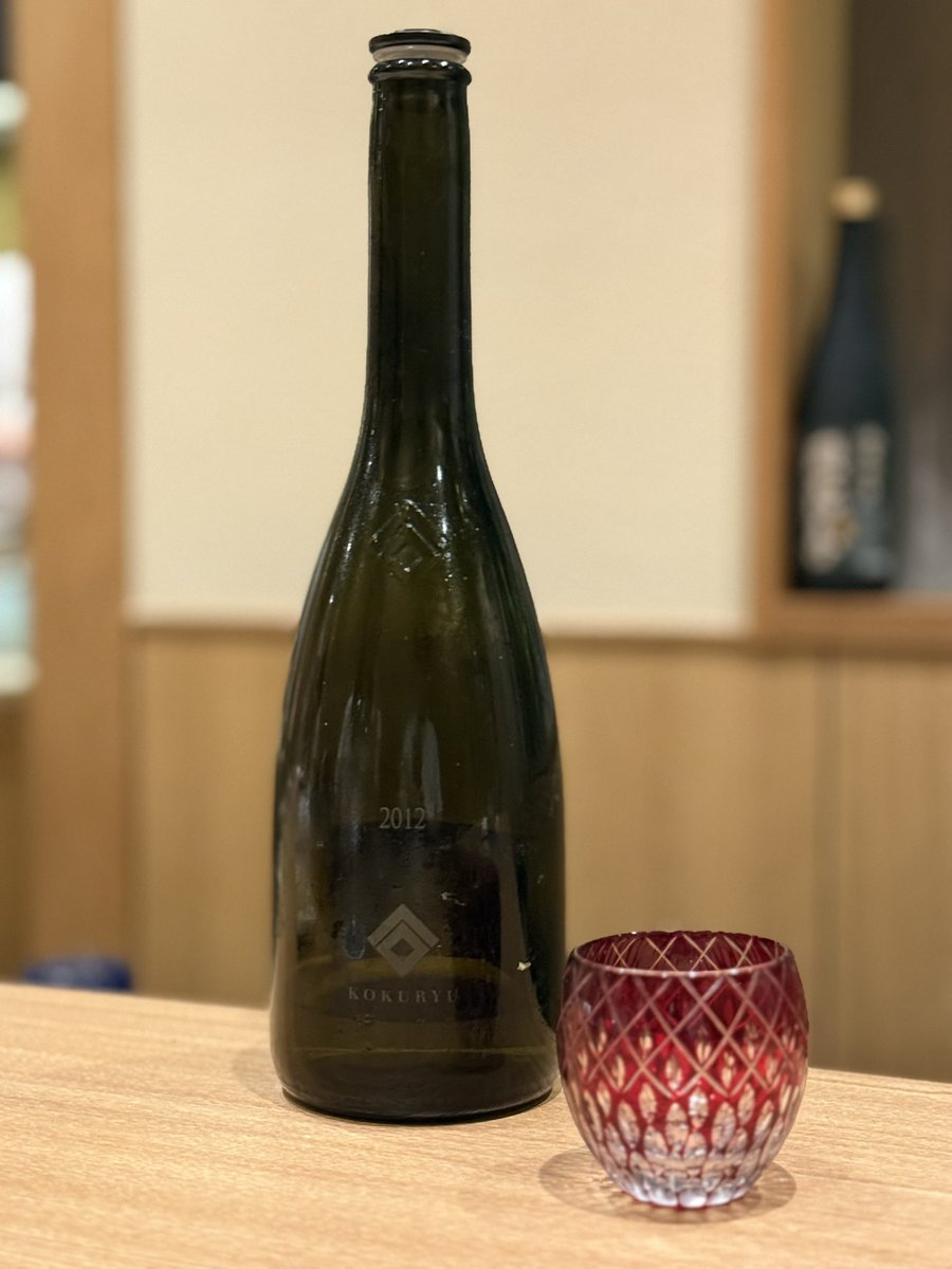 今夜は急に晩御飯を食べてきてと言われたので、日本酒好きを誘って、きのこ🍄と日本酒
かなり貴重なのも出してもらいました✨いつもストレートでウィスキーを飲んでいると日本酒にアルコールが入ってるのを忘れますね💦