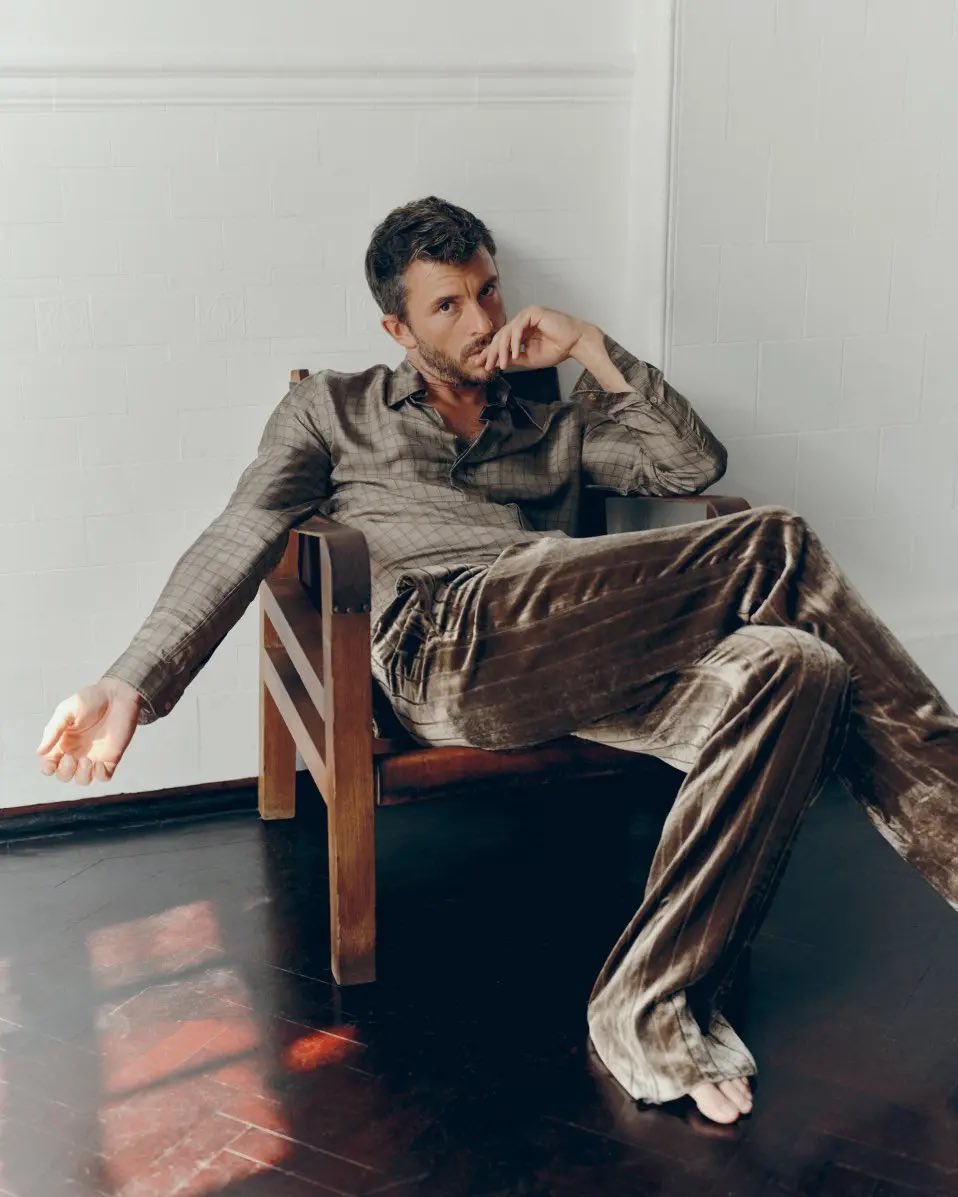 BayleafCrave's tweet photo. Jonathan Bailey looks divalicious on the cover of the 2025 TIME100 Next issue. https://t.co/KX7lY6rIjk