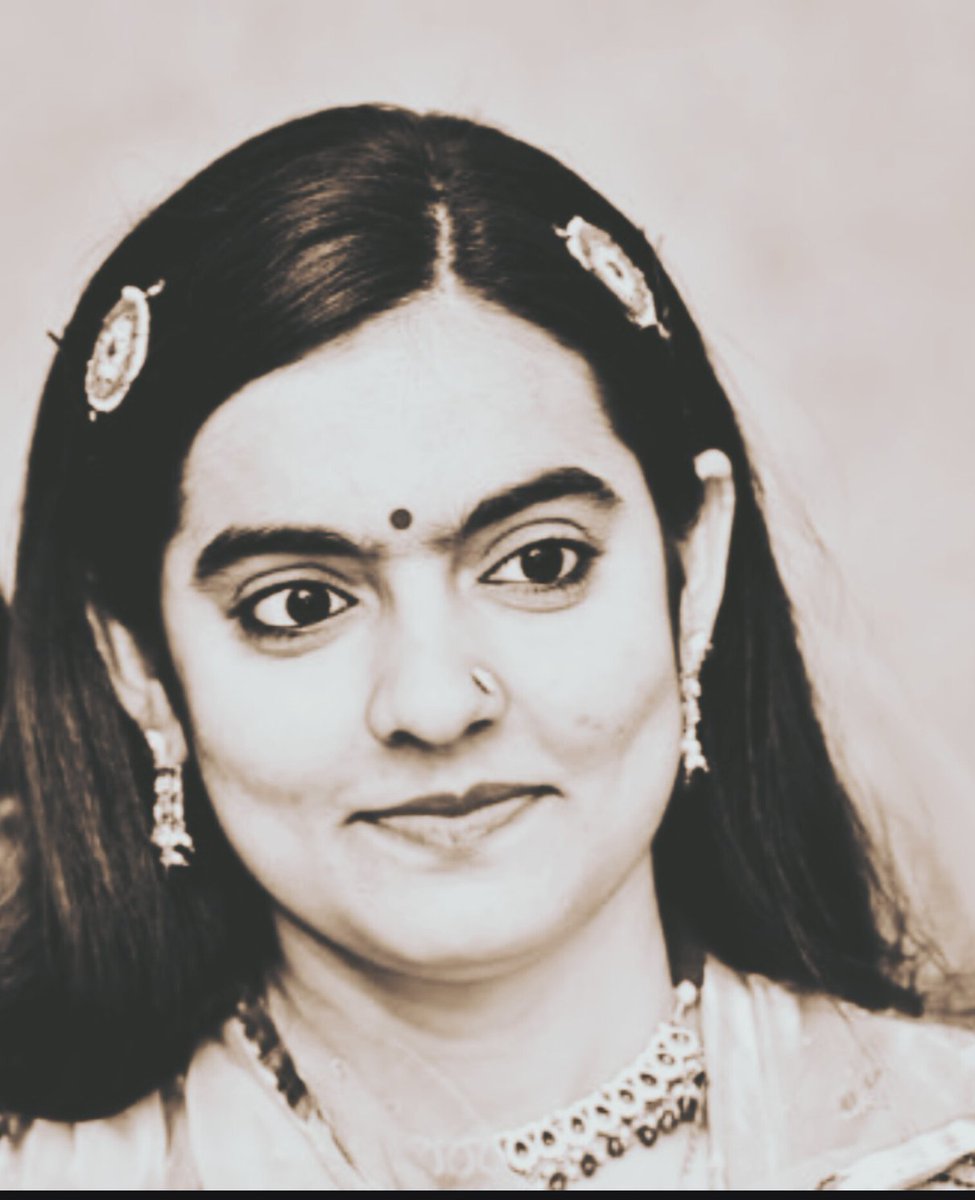 बाईसा पुनम भाटी की बढ़ती लोकप्रियता न जाने कितने लोगों के लिए सिरदर्द बन गई हैं...कल से लगातार वायरल हो रहा है कि पूनम भाटी मोबाइल से नकल करते हुए पकड़ी गई.. 
तो साहब मोबाइल जब्त किया जाता हैं न वो कहाँ हैं.. ? केवल किसी राजनीतिक दबाव में झूठी रिपोर्ट कर ली गई..
<a href="/PoonamBhatis/">Poonam Bhati</a>