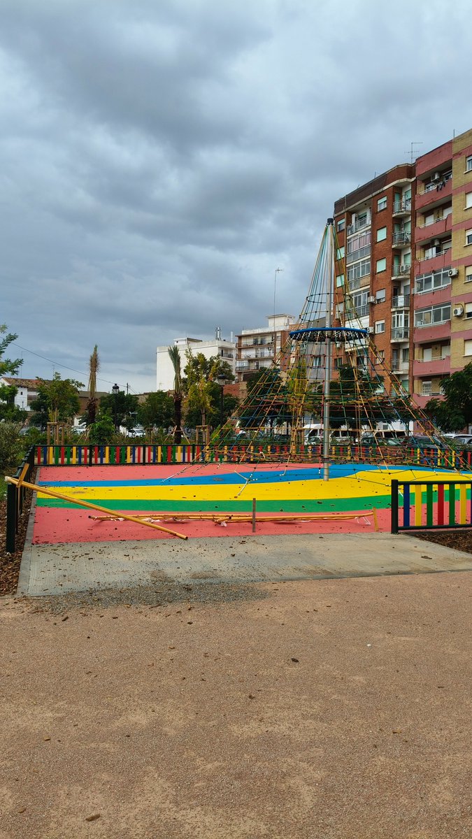 Debascrap's tweet photo. 📢📢📢 Y ya se cumple un mes con el parque cerrado, justo tras su inauguración. Calle Uruguay con calle San Vicente @AjuntamentVLC #Valencia https://t.co/ovOzWoDzfa