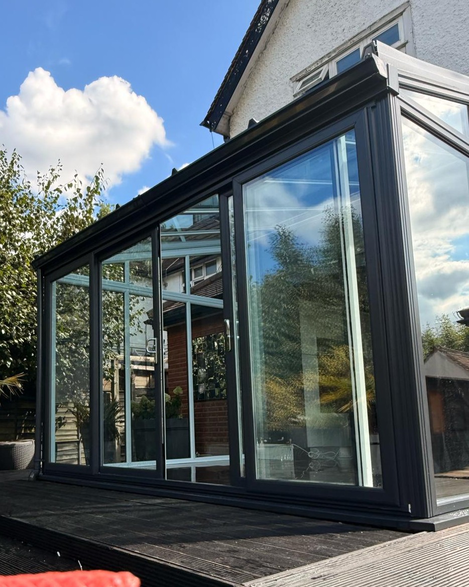 WembleyWindows's tweet image. ✨ Modern comfort meets timeless style! This stunning grey on white uPVC conservatory floods the home with natural light while offering a sleek connection to the garden 🌿☀️

#WhichTrustedTraders #WembleyWindows #CompositeDoor #uPVCWindow #Conservatory #Bifold #HomeRefurb