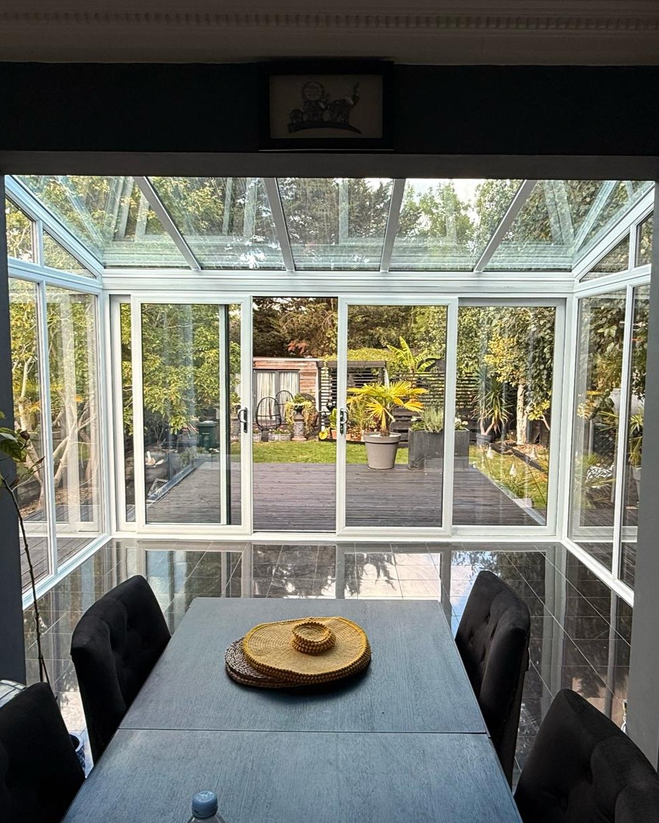 WembleyWindows's tweet image. ✨ Modern comfort meets timeless style! This stunning grey on white uPVC conservatory floods the home with natural light while offering a sleek connection to the garden 🌿☀️

#WhichTrustedTraders #WembleyWindows #CompositeDoor #uPVCWindow #Conservatory #Bifold #HomeRefurb