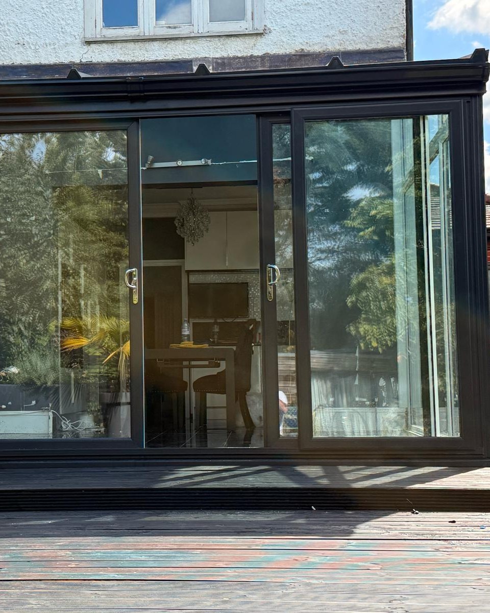 WembleyWindows's tweet image. ✨ Modern comfort meets timeless style! This stunning grey on white uPVC conservatory floods the home with natural light while offering a sleek connection to the garden 🌿☀️

#WhichTrustedTraders #WembleyWindows #CompositeDoor #uPVCWindow #Conservatory #Bifold #HomeRefurb