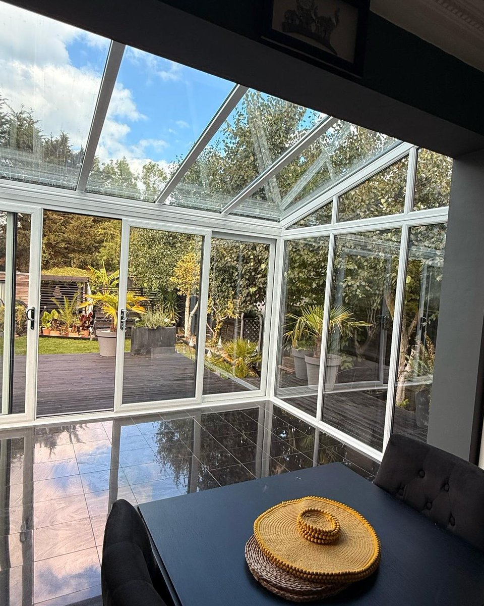 WembleyWindows's tweet image. ✨ Modern comfort meets timeless style! This stunning grey on white uPVC conservatory floods the home with natural light while offering a sleek connection to the garden 🌿☀️

#WhichTrustedTraders #WembleyWindows #CompositeDoor #uPVCWindow #Conservatory #Bifold #HomeRefurb