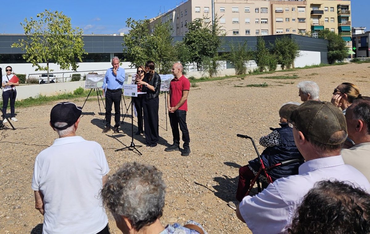 Sector_Planetes's tweet photo. Avui l'@Aj_Sabadell ha vingut al barri!
Ens han explicat com i quan comença PER FÍ l'urbanització del nou Passeig Antoni Farrés i el nou pàrquing.
Agraïts i vigilants aquí seguim. https://t.co/ZJhilUIWTo