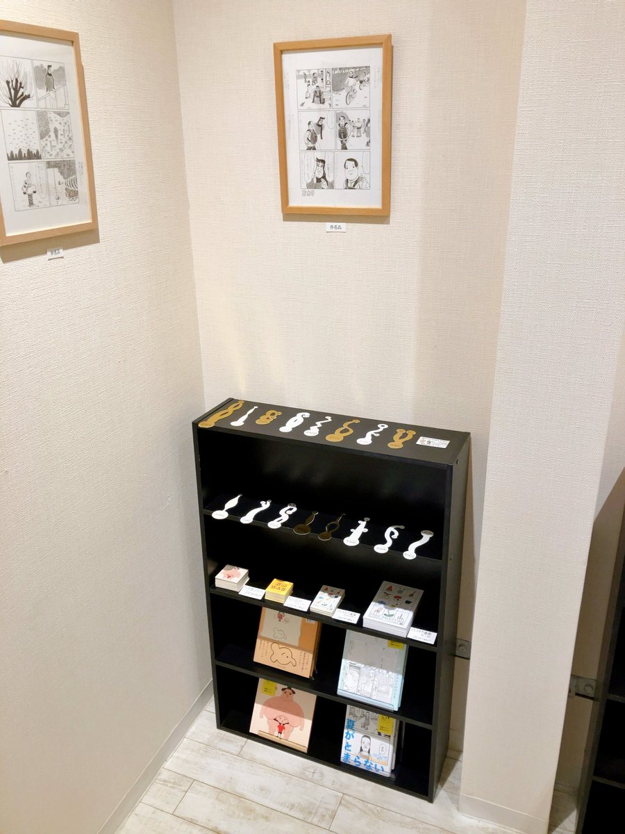 f_takutaro's tweet photo. 「ランバーロール07展」
おくやまゆかさんと安永知澄さんと一緒に設営してきました！

会場は、「本のお店スタントン」の場所を引き継いだ新生toi books。移転オープンと同時に展示も始まります。

10/1〜10/27
toi books 新店舗(大阪・針中野駅または駒川中野駅近く) https://t.co/X8AHPwh0Nc
