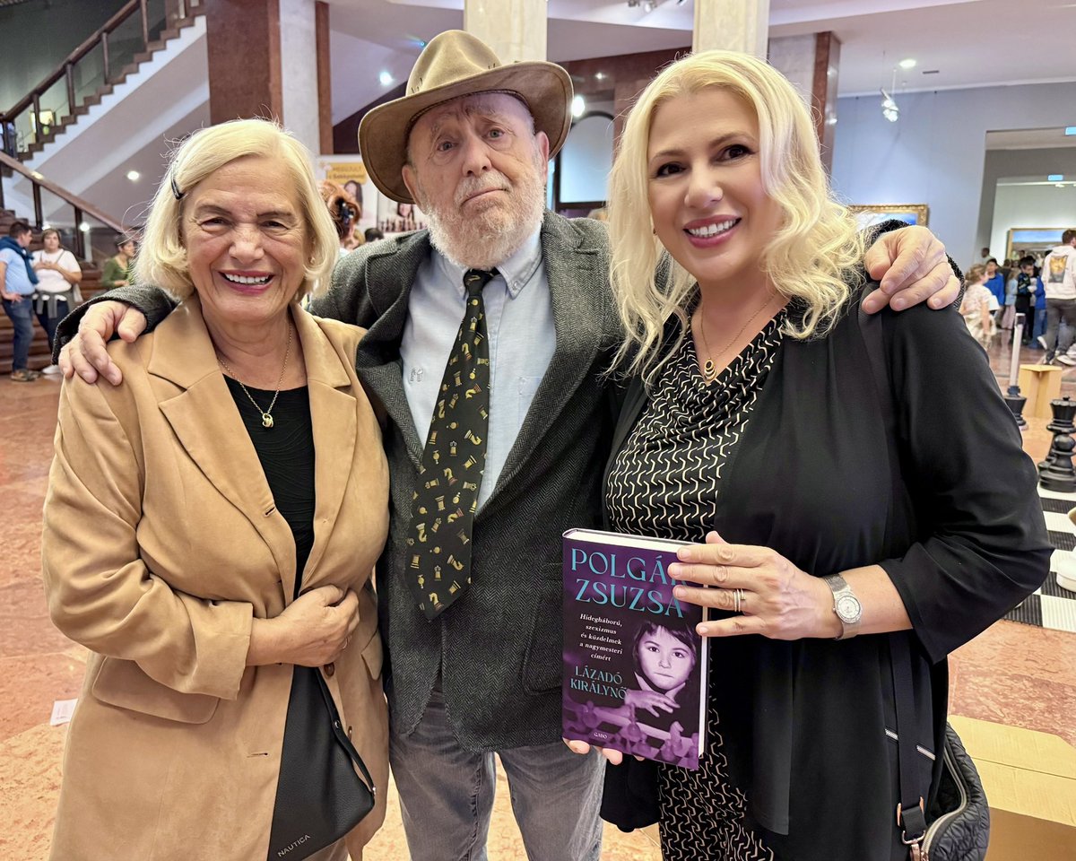 Extremely long line for signing at the 2025 Global Chess Festival ♟️<a href="/ChessConnectsUs/">GlobalChessFestival</a>