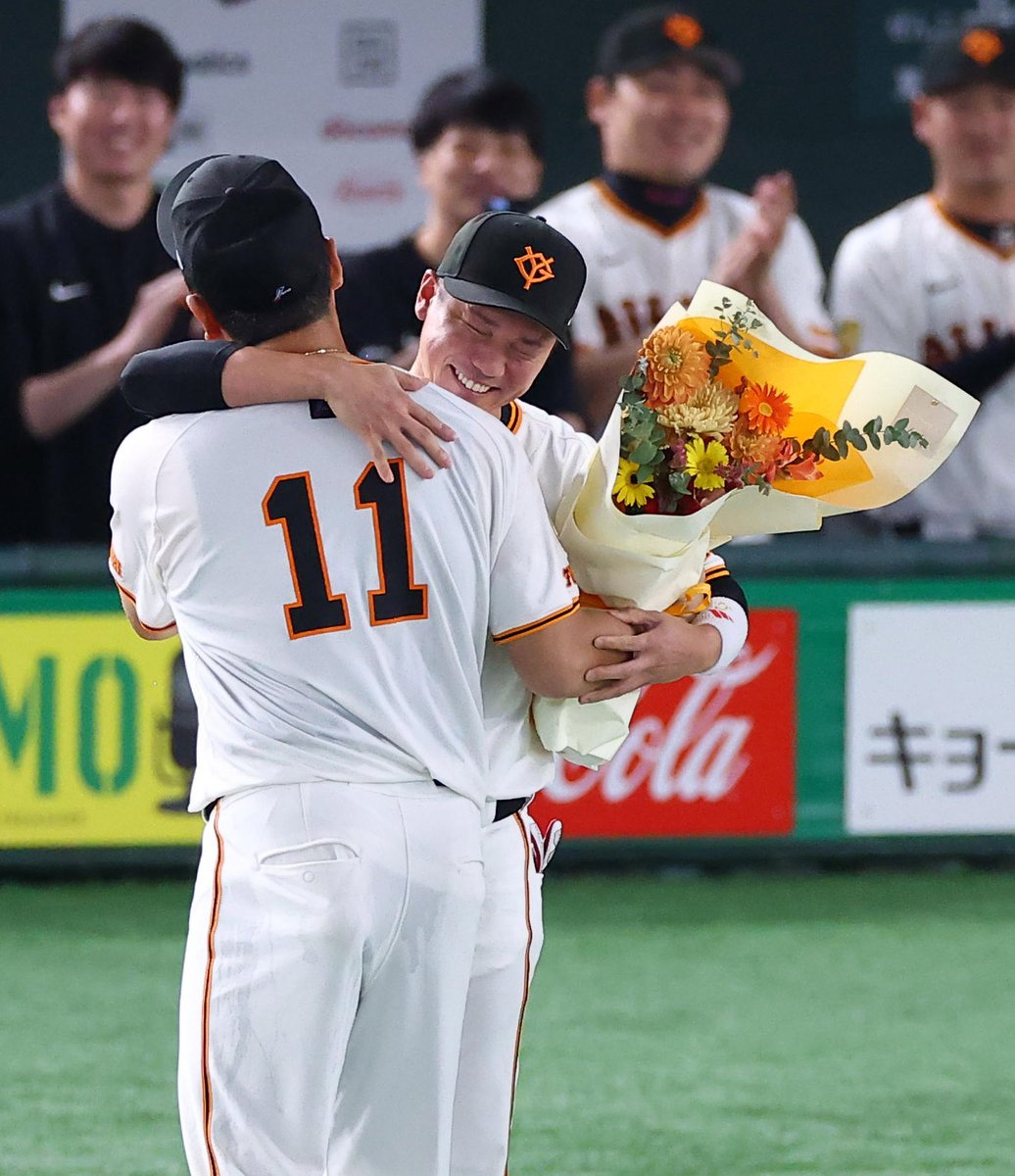 sanspo_giants's tweet image. 【#本日のベストショット📸】　
花束贈呈役を務めた #坂本勇人 選手は幼馴染の #田中将大 投手に駆け寄り、笑顔で抱擁。東京ドームが大きくわいた瞬間でした（撮影・福島範和）

#巨人 #ジャイアンツ #giants #サンスポ