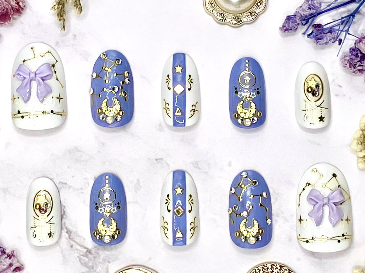 ruru_kmitnk's tweet image. ★PSO2NGS「ファンティマギアT2/2[Se]」★
をモデルにしたネイルチップを作りました！
ライラック色の装飾と星座が幻想的な魔法使いモチーフの衣装ですね🪻🌌
衣装のモデルさんは、Miko(@mya091325 )さまです❄️
#PSO2NGS 
#ネイルチップ