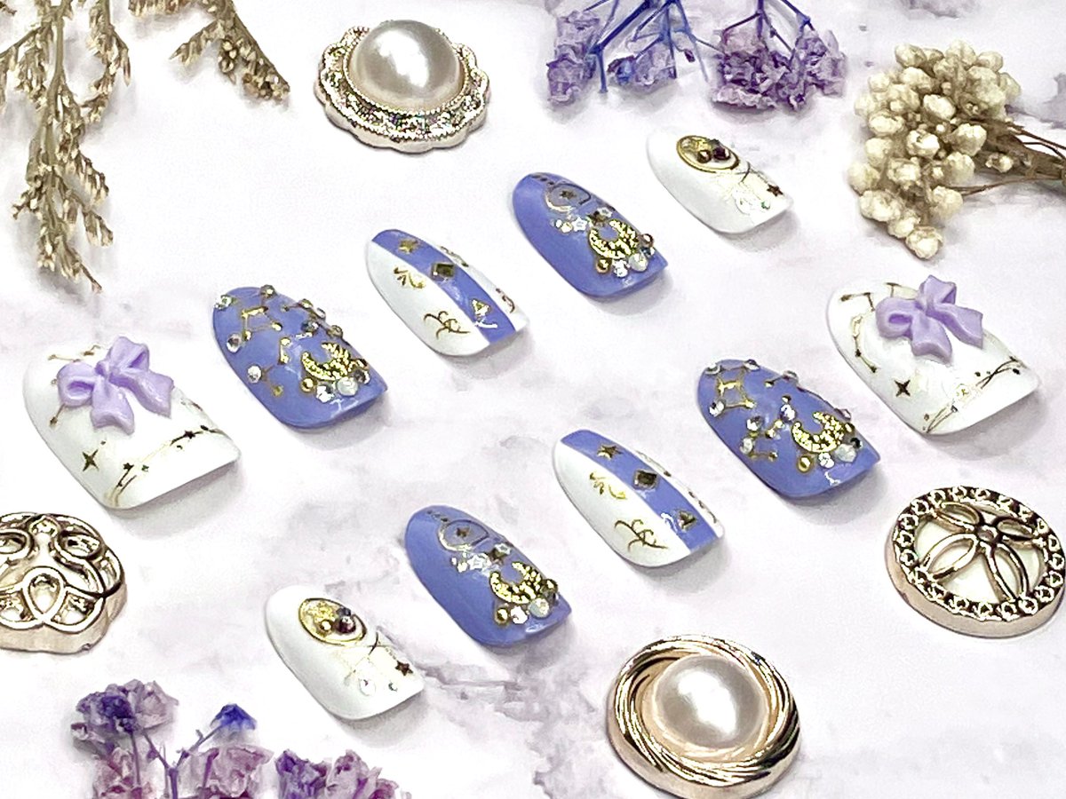 ruru_kmitnk's tweet image. ★PSO2NGS「ファンティマギアT2/2[Se]」★
をモデルにしたネイルチップを作りました！
ライラック色の装飾と星座が幻想的な魔法使いモチーフの衣装ですね🪻🌌
衣装のモデルさんは、Miko(@mya091325 )さまです❄️
#PSO2NGS 
#ネイルチップ