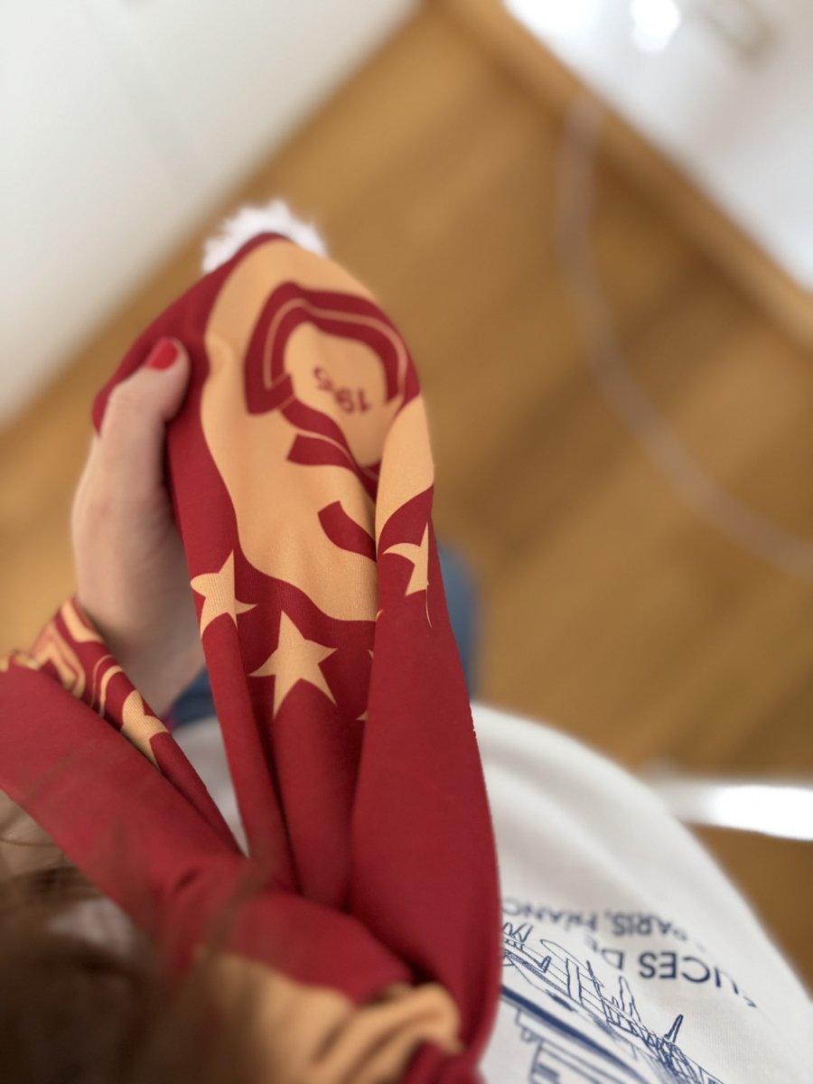 eceteber's tweet image. Bu sene şampiyon olduğumuzda aldığım beş yıldızlı atkımı hiçbir yerde paylaşmamıştım umarım akşama uğurlu gelir 💛❤️✨ #lookoftheday