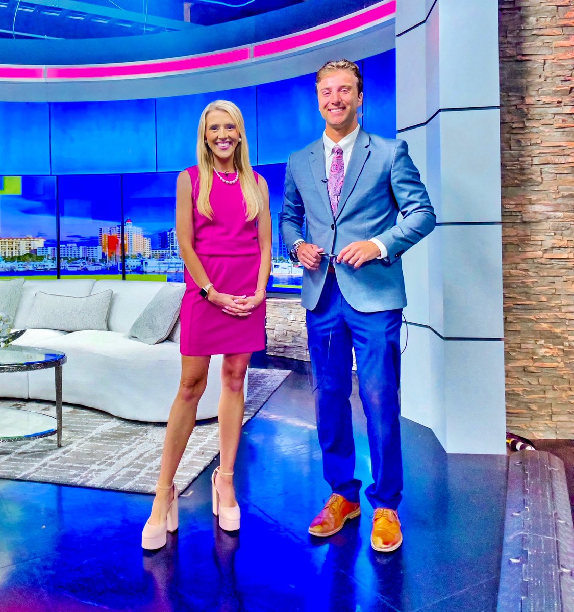 Even with jumbo heels my new co-anchor is taller! Have a fantastic Tuesday everyone! 🤗