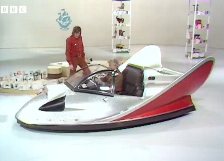 BluePeterHub's tweet image. Following a segment detailing the history of Doctor Who, Peter Purves interviewed Jon Pertwee in studio about the Whomobile, 5th November 1973