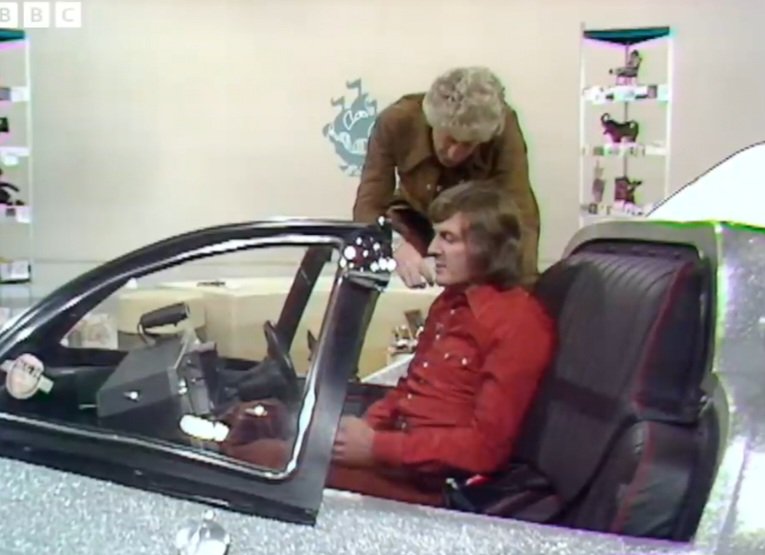 BluePeterHub's tweet image. Following a segment detailing the history of Doctor Who, Peter Purves interviewed Jon Pertwee in studio about the Whomobile, 5th November 1973
