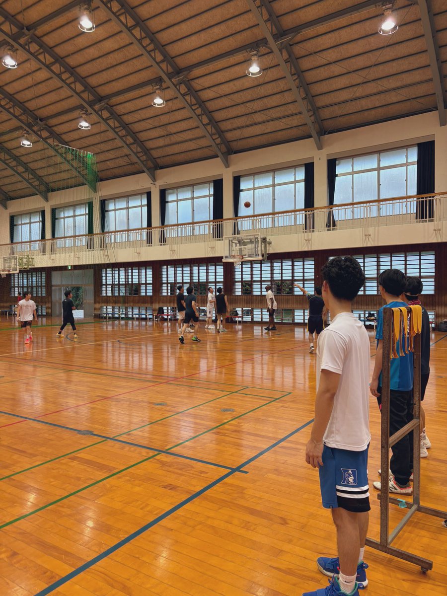 33bsk_ryu_univ's tweet photo. 後期はこの日程で活動します！⛹️‍♂️
月曜日　18:00〜19:30（第一体育館）
金曜日　18:00〜19:30（第一体育館）
バスケしたい方は気軽に参加してください！大歓迎です！！ https://t.co/KUMzTxjhl1