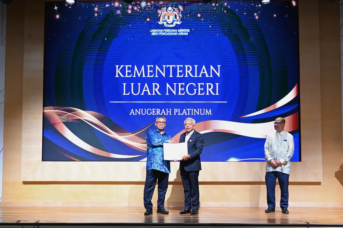 MalaysiaMFA's tweet photo. Dato’ Sri Amran Mohamed Zin, Ketua Setiausaha telah mewakili Kementerian Luar Negeri (KLN) dalam menerima pengiktirafan Sijil Penarafan ‘PLATINUM’ Dalam Mengurus Aduan Awam Secara Berkesan, daripada Tan Sri Shamsul Azri Abu Bakar, Ketua Setiausaha Negara (KSN). Pengiktirafan ini disampaikan semasa Majlis Apresiasi Penarafan Pengurusan Aduan Awam Kementerian Tahun 2025 anjuran Biro Pengaduan Awam (BPA), Jabatan Perdana Menteri pada 30 September 2025 di Putrajaya. 

KSN dalam ucapan perasmiannya menegaskan kepentingan pengurusan aduan awam yang cekap dan cemerlang sebagai cerminan tahap kepuasan rakyat terhadap mutu perkhidmatan kerajaan. Pengiktirafan ini adalah sebagai pemangkin kepada kementerian-kementerian untuk meningkatkan kecekapan, kualiti penyampaian perkhidmatan serta menggalakkan inovasi dalam pengurusan aduan awam.

Turut hadir dalam majlis ini ialah Datin Paduka Anizan Siti Hajjar Adnin, TKSU Khidmat Pengurusan. Ini membuktikan komitmen dan iltizam pengurusan tertinggi KLN dalam pengurusan aduan dan maklum balas pelanggan serta meningkatkan kualiti penyampaian perkhidmatan di dalam dan luar negara.

Penghargaan dan ucapan terima kasih turut disampaikan  kepada Datuk Akbar bin Haji Samon, Ketua Pengarah BPA dan seluruh pasukan BPA atas pencapaian penarafan ini.

#WismaPutra #MyASEAN2025 #PengurusanAduanAwam #MalaysiaMADANI #TaatSetia #MADANIbekerja #RancakkanMADANI
